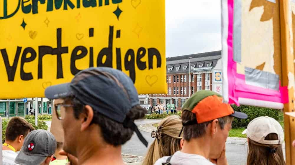 Demonstranten stellen sich in Spremberg gegen eine Versammlung der rechtsextremen Gruppierung Der Dritte Weg. (Archivbild)   / Foto: Frank Hammerschmidt/dpa