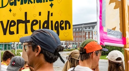 Demonstranten stellen sich in Spremberg gegen eine Versammlung der rechtsextremen Gruppierung Der Dritte Weg. (Archivbild)   / Foto: Frank Hammerschmidt/dpa
