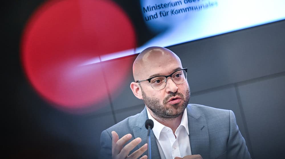 Brandenburgs Innenminister René Wilke (parteilos) ist überzeugt, dass die AfD den demokratischen Staat zerstören will.  / Foto: Britta Pedersen/dpa