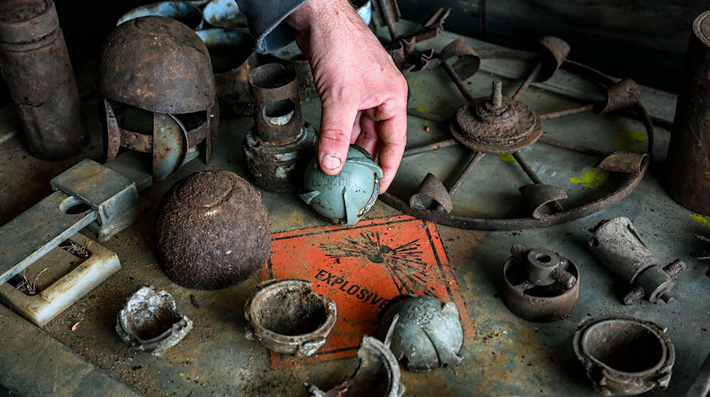 Streumunition ist auf dem ehemaligen «Bombodrom» zu sehen, einem früheren Truppenübungsplatz in der Kyritz-Ruppiner Heide.  (Archivbild) / Foto: Jens Kalaene/dpa