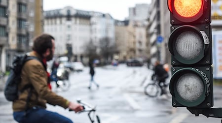 Zeigt die nächste Ampel noch Grün oder doch schon Rot? Eine neue Technik soll Radfahrern in Berlin an einigen Stellen bei der Einschätzung helfen. (Archivbild) / Foto: Kira Hofmann/dpa-Zentralbild/ZB