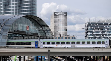 Die Nachfrage nach Reiseverbindungen zwischen Deutschland und Polen ist stark gestiegen. (Archivbild) / Foto: Monika Skolimowska/dpa