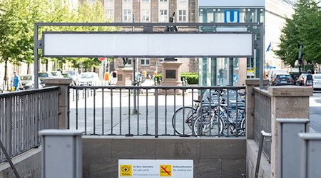 Nach der Straße wird auch die U-Bahn-Station umbenannt: In der Nacht auf Mittwoch werden die neuen Schilder mit dem Namen Anton-Wilhelm-Amo-Straße angebracht. (Archivbild) / Foto: Christophe Gateau/dpa