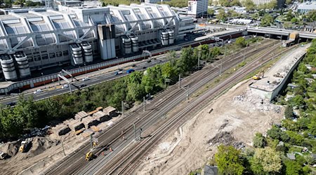 Die abgerissene Ringbahnbrücke soll bis Sommer 2027 neu gebaut werden. (Archivbild) / Foto: Hannes P. Albert/dpa