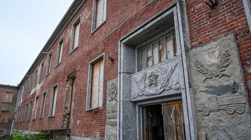 Früher wurden die Gebäude im neuen Stadtquartier Krampnitz militärisch genutzt.  / Foto: Jens Kalaene/dpa