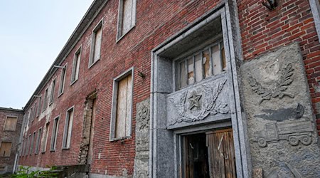 Früher wurden die Gebäude im neuen Stadtquartier Krampnitz militärisch genutzt.  / Foto: Jens Kalaene/dpa