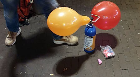 Lachgas aus Luftballons einzuatmen, ist kein harmloser Party-Spaß. Die gesundheitlichen Folgen können gravierend sein. (Archivbild)  / Foto: Annette Birschel/dpa