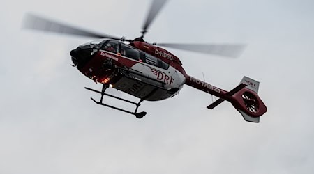 Für die Rettung war auch ein Hubschrauber im Einsatz. (Symbolbild) / Foto: Paul Zinken/dpa-Zentralbild/dpa