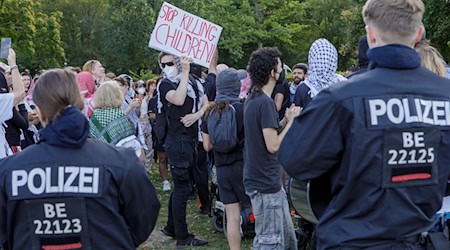 Nahe dem Kanzleramt demonstrieren gut 100 Menschen unangemeldet gegen den Krieg im Gazastreifen. Die Polizei greift ein - nach eigenen Angaben aufgrund verbotener Parolen. / Foto: Julius-Christian Schreiner/dpa