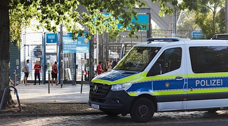 Im Sommerbad Neukölln kam es zu einer Auseinandersetzung und einem Polizeieinsatz. (Symbolbild) / Foto: Jörg Carstensen/dpa