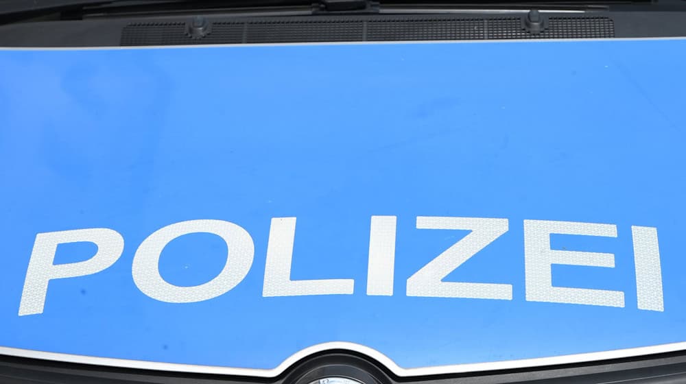 Ein Polizist wurde den Angaben zufolge verletzt. (Symbol) / Foto: Malin Wunderlich/dpa