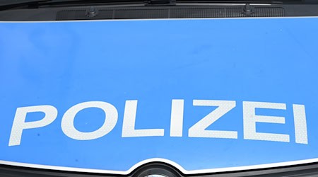 Ein Polizist wurde den Angaben zufolge verletzt. (Symbol) / Foto: Malin Wunderlich/dpa