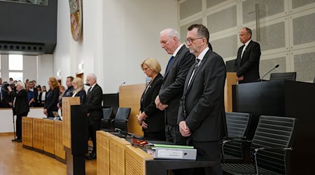 Für den im Saarland getöteten Polizisten gab es eine bundesweite Schweigeminute.  / Foto: Oliver Dietze/dpa