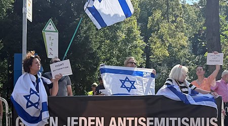 Mehrere Dutzend Demonstranten protestierten in Berlin-Kreuzberg gegen eine umstrittene propalästinensische Solidaritätsveranstaltung der Neuköllner Linke. / Foto: Paul Zinken/dpa