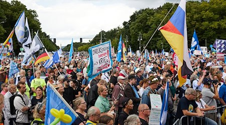 Hunderte Menschen aus der «Querdenken»-Bewegung sind zu einer Demo in Berlin gekommen. / Foto: Joerg Carstensen/dpa