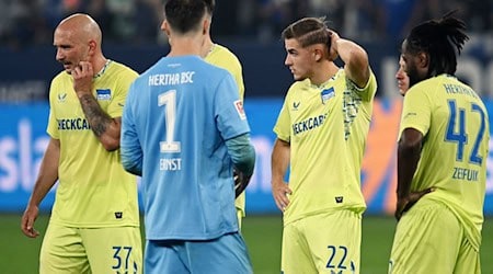 Herthas Profis waren nach dem schwachen Auftritt auf Schalke ratlos. / Foto: Bernd Thissen/dpa