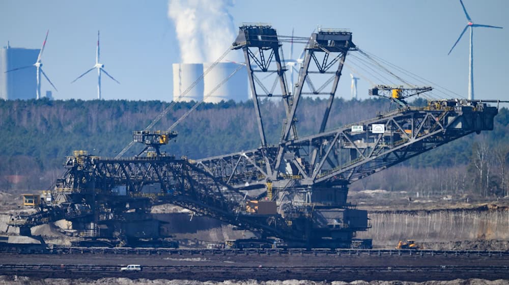 Gaskraftwerke sollen vielerorts Kohlemeiler ersetzen - auch in Ostdeutschland, wie Wirtschaftsministerin Reiche betont. (Archivbild) / Foto: Robert Michael/dpa