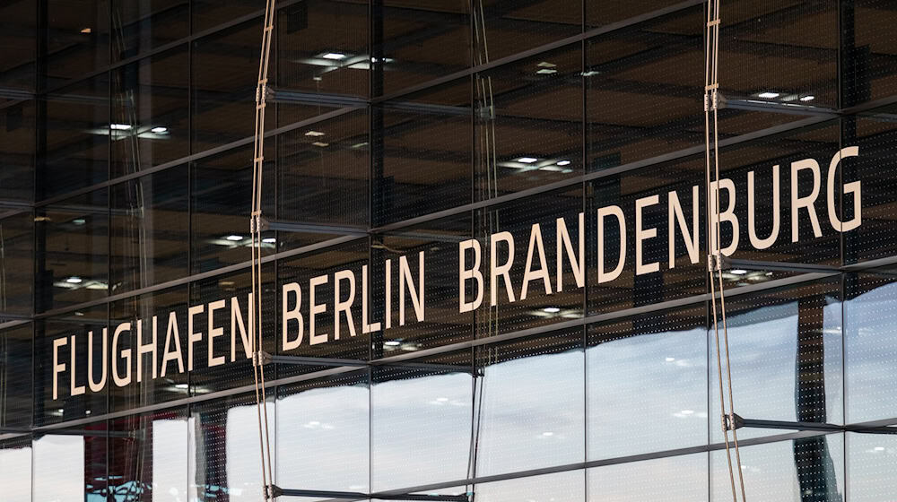 Am Hauptstadtflughafen BER ist seit Jahren ein russisches Geschäftsreiseflugzeug abgestellt. (Archivbild) / Foto: Soeren Stache/dpa