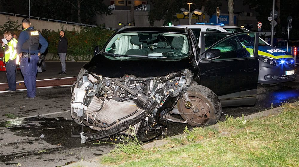 Ein beschädigtes Fahrzeug steht in Berlin-Neukölln an der Unfallstelle. / Foto: Julius-Christian Schreiner/dpa