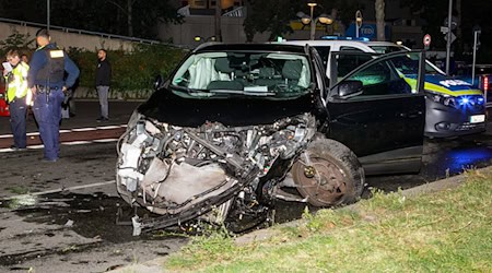 Ein beschädigtes Fahrzeug steht in Berlin-Neukölln an der Unfallstelle. / Foto: Julius-Christian Schreiner/dpa