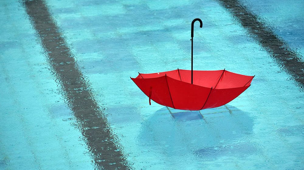 Der Regen vermiest den Freibädern das Geschäft. (Symbolbild) / Foto: Ralf Hirschberger/dpa-Zentralbild/dpa