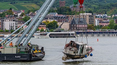 Aufwendige Aktion: Ein Schwimmkran hat ein bei Rüdesheim gestrandetes Sportboot geborgen.  / Foto: Andreas Arnold/dpa