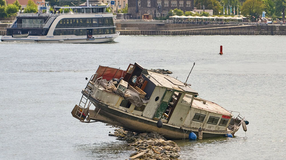 Die bei Rüdesheim gestrandete Jacht zieht Tausende Blicke auf sich. (Archivbild) / Foto: Thomas Frey/dpa