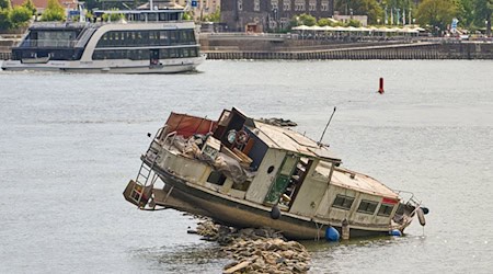 Die bei Rüdesheim gestrandete Jacht zieht Tausende Blicke auf sich. (Archivbild) / Foto: Thomas Frey/dpa