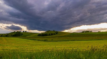 Heute bleibt es in Berlin und Brandenburg sommerlich warm – am Nachmittag steigt jedoch das Risiko für kräftige Gewitter. (Archivbild) / Foto: Patrick Pleul/dpa/ZB
