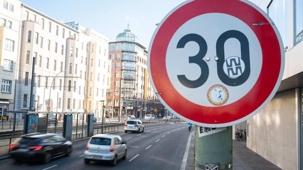 Für die Anordnung von Tempo 30-Abschnitten kann es verschiedene Begründungen geben. (Archivbild) / Foto: Sebastian Christoph Gollnow/dpa