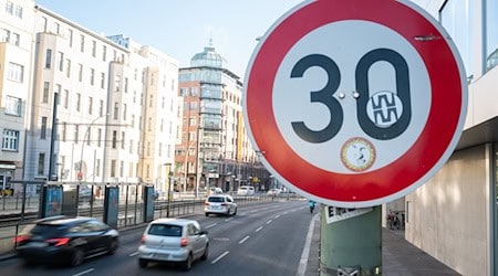 Für die Anordnung von Tempo 30-Abschnitten kann es verschiedene Begründungen geben. (Archivbild) / Foto: Sebastian Christoph Gollnow/dpa