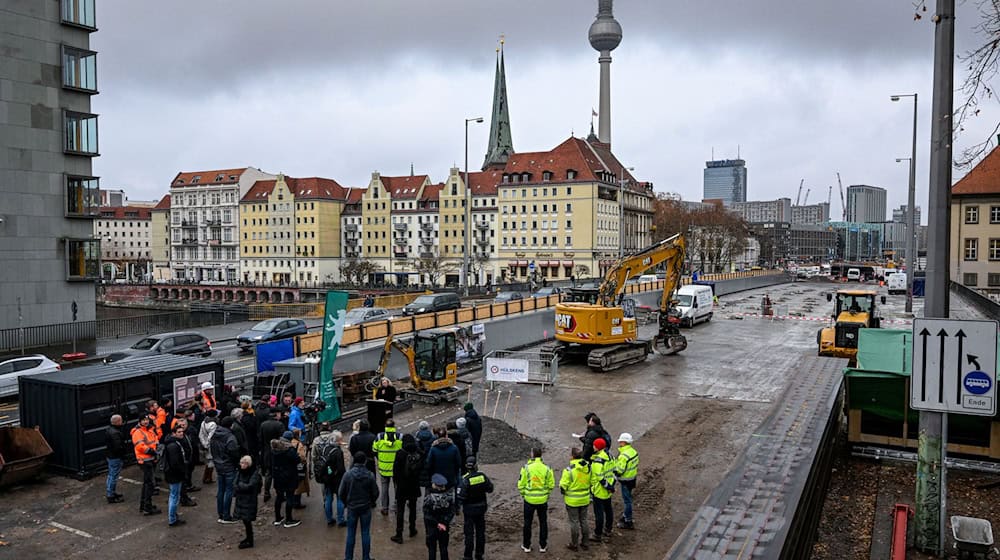 An der Mühlendammbrücke wird noch lange gebaut werden. (Archivbild) / Foto: Jens Kalaene/dpa