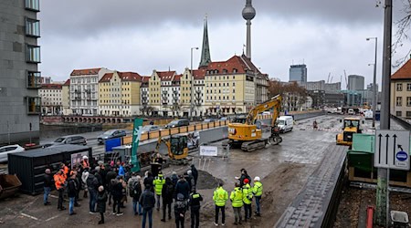 An der Mühlendammbrücke wird noch lange gebaut werden. (Archivbild) / Foto: Jens Kalaene/dpa