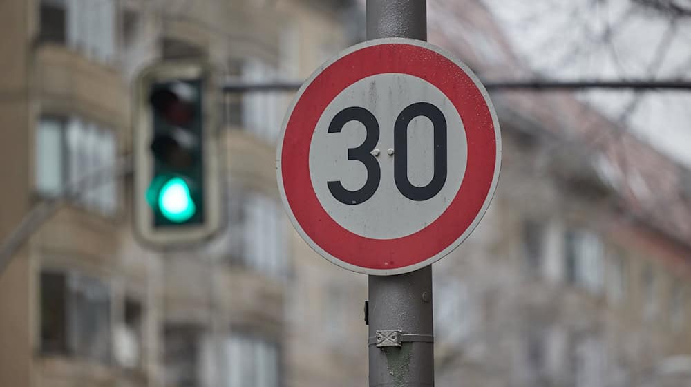 Der Senat fasst am Dienstag erst mal keinen Beschluss zur Abschaffung von Tempo 30 an Hauptstraßen. (Symbolbild)  / Foto: Jörg Carstensen/dpa