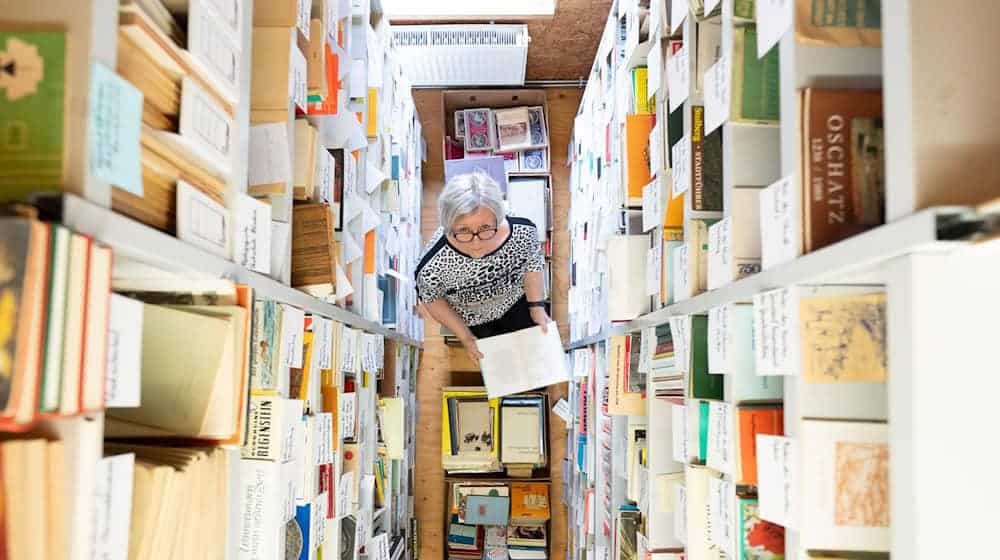 In der Bibliothek werden alle Bücher aus der DDR gesammelt. / Foto: Sebastian Kahnert/dpa
