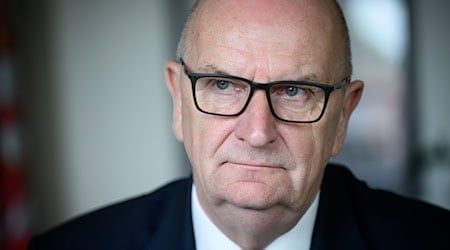 Brandenburgs Regierungschef Dietmar Woidke (SPD) äußerte sich zur Debatte über die SPD-Verfassungsrichterkandidatin Frauke Brosius-Gersdorf. (Archivbild) / Foto: Bernd von Jutrczenka/dpa