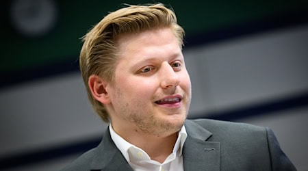 Comedian und Satiriker Sebastian Hotz alias El Hotzo beim Prozess in Berlin. (Archivbild)  / Foto: Bernd von Jutrczenka/dpa