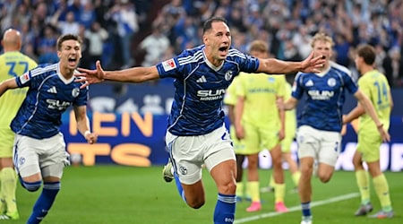 Starke Schalker bejubeln einen perfekten Saisonstart. / Foto: Bernd Thissen/dpa