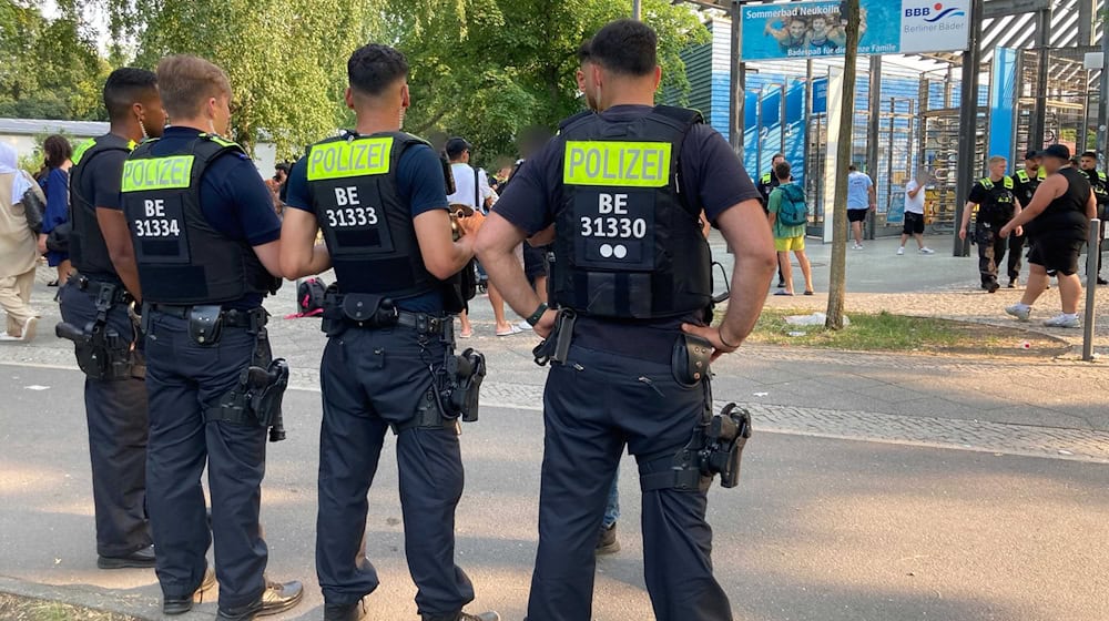 In einigen Bädern steht die Polizei präventiv vor dem Bad (Archivbild). / Foto: Caroline Bock/dpa