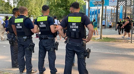 In einigen Bädern steht die Polizei präventiv vor dem Bad (Archivbild). / Foto: Caroline Bock/dpa