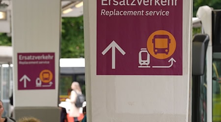 Am Freitagmorgen ist der Ersatzverkehr auf der Strecke Hamburg-Berlin angelaufen. (Archivbild) / Foto: Marcus Brandt/dpa