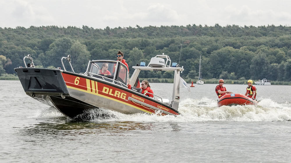 Tauchteams von DLRG, Polizei und Feuerwehr suchen den vermissten Menschen. (Symbolbild) / Foto: Carsten Koall/dpa