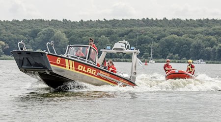Tauchteams von DLRG, Polizei und Feuerwehr suchen den vermissten Menschen. (Symbolbild) / Foto: Carsten Koall/dpa