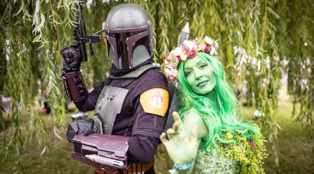 Liebhaber von Science Fiction und Fantasy-Reihen feiern beim Elbenwald-Festival im Spreeauenpark in Cottbus.(Archivbild)  / Foto: Frank Hammerschmidt/dpa