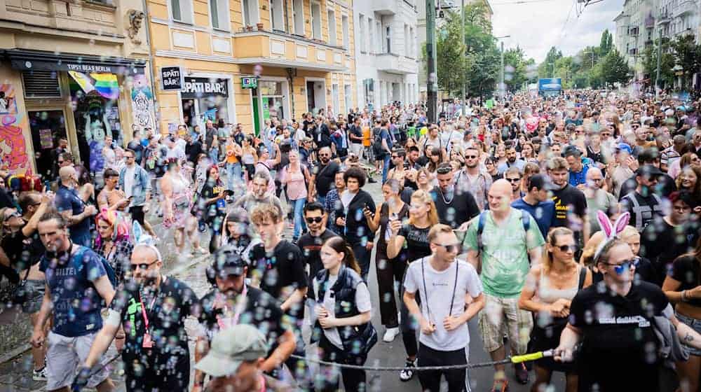 Tausende Teilnehmer ziehen beim «Zug der Liebe» durch Berlin.  / Foto: Christoph Soeder/dpa