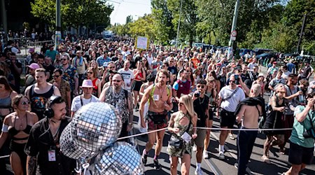 Technoparade «Zug der Liebe» führt am Samstag durch Berlin. (Archivbild) / Foto: Fabian Sommer/dpa