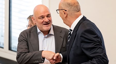 Brandenburgs Ministerpräsident Dietmar Woidke (SPD, rechts) und Finanzminister Robert Crumbach (BSW) sehen die gemeinsame Koalition von SPD und BSW trotz Konflikten fest im Sattel. (Archivbild) / Foto: Fabian Sommer/dpa