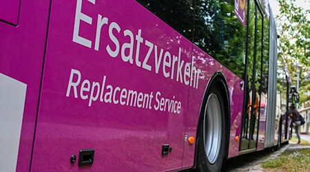 Seit Anfang August fährt im Regionalverkehr zwischen Hamburg und Berlin ein umfassender Ersatzverkehr.  / Foto: Jens Kalaene/dpa