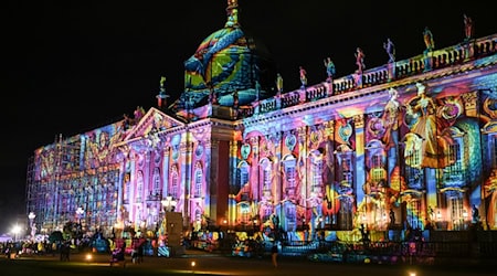 Das Neue Palais im Park Sanssouci strahlt in bunten Farben – und lockt Besucher. / Foto: Jens Kalaene/dpa
