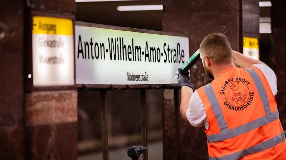 Nach der Straße wird auch die U-Bahn-Station umbenannt. / Foto: Christoph Soeder/dpa